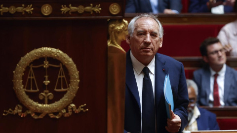 f8786dea457cfb0484d31a9252d01d2ad4919620 El primer ministro francés, François Bayrou, se dirige a la tribuna durante la moción de confianza en la Asamblea Nacional francesa.