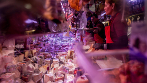 EuropaPress_4888027_quesos_mostrador_tienda_comestibles_mares_alimentacion_barrio_prosperidad Imagen de archivo de un mostrador en el barrio de Prosperidad, a 24 de diciembre de 2022, en Madrid.