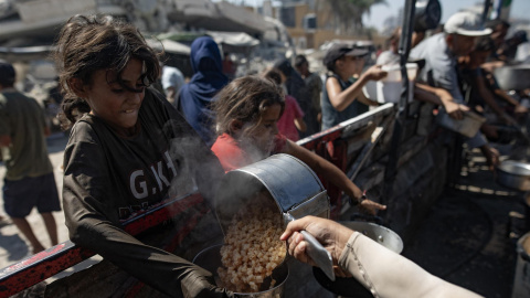 Niños palestinos hacen fila para recibir comida en la Ciudad de Gaza,.