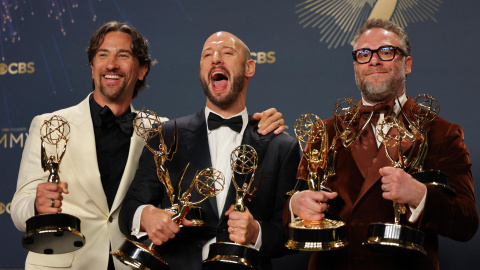 Seth Rogen posa con los premios a Mejor Actor en una Serie de Comedia, Mejor Guion en una Serie de Comedia, Mejor Dirección en una Serie de Comedia y Mejor Serie de Comedia por "The Studio", junto al productor James Weaver y Evan Goldberg en la 77.ª edición de los Premios Primetime Emmy en Los Ángeles, California, EE. UU., el 14 de septiembre de 2025. REUTERS/Daniel Cole