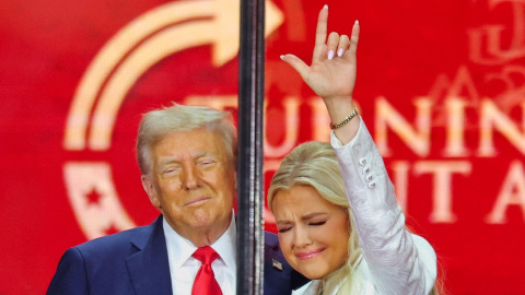 El presidente de EEUU, Donald Trump, con la viuda de Charlie Kirk, Erika Kirk, durante el acto en memoria del 'influencer' ultra, en el State Farm Stadium, en Glendale (Arizona, EEUU). El presidente de EEUU, Donald Trump, con la viuda de Charlie Kirk, Erika Kirk, durante el acto en memoria del 'influencer' ultra, en el State Farm Stadium, en Glendale (Arizona, EEUU).