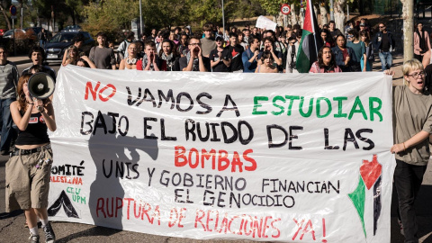 Varias personas con una pancarta durante una concentración convocada por el sindicato de Estudiantes, en la Universidad Complutense de Madrid, a 27 de septiembre de 2024, en Madrid (España).