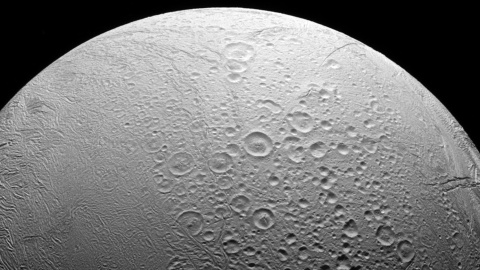 La luna oceánica de Saturno, Encélado, tomada en luz visible con la cámara de ángulo estrecho de la nave espacial Cassini.