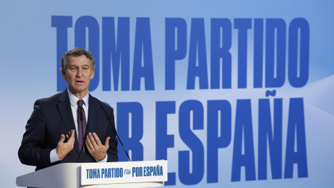 El presidente del PP, Alberto Núñez Feijóo, durantre el acto donde ha presentado su Plan de Inmigración, este martes en Barcelona.