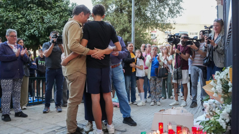 La familia de la menor en la concentración celebrada este viernes. A 17 de octubre de 2025, en Sevilla (Andalucía, España).Varios centenares de familiares de menores escolarizados en el colegio Irlandesas Loreto de Sevilla se han concentrado este viernes en una plaza cercana a la vivienda de la joven de 14 años que este miércoles se precipitó desde un balcón en la calle Rafael Laffón, en la que han rendido homenaje a la menor y han denunciado presuntos casos de acoso escolar en el centro.María José López / Europa Press17/10/2025