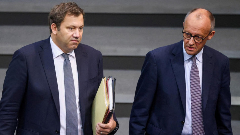 El ministro de Finanzas alemán y vicecanciller, Lars Klingbeil, con el canciller Friedrich Merz, en el debate presupuestario en el Bundestag, en Berlin.