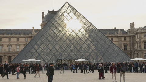 El museo del Louvre de París abrió sus puertas de nuevo este miércoles, tras el robo de joyas que sufrió el domingo 19 de octubre.