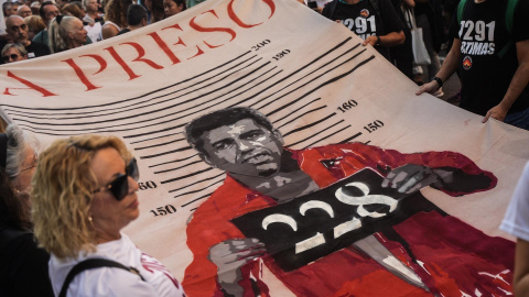 Una pancarta durante la manifestación para reclamar la dimisión de Mazón este sábado. Una pancarta durante la manifestación para reclamar la dimisión de Mazón este sábado.