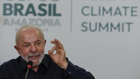 El presidente de Brasil, Luiz Inácio Lula da Silva, habla en una entrevista con periodistas.