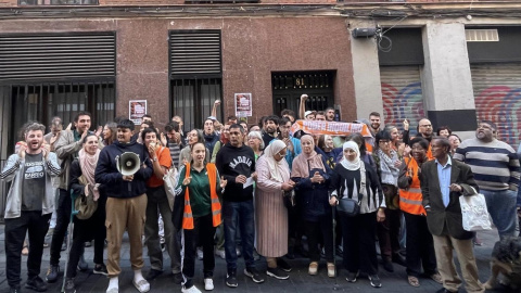 Vecinos y activistas de diversos colectivos vecinales y de vivienda lograron parar en octubre el segundo intento de desahucio de Rahman y su familia.