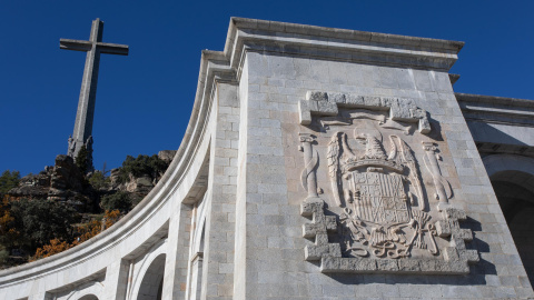 El escudo de los Reyes Católicos esculpido en el complejo monumental del Valle de Cuelgamuros.