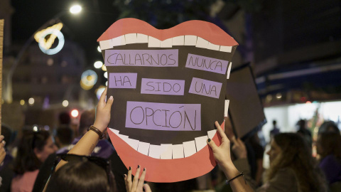 Una manifestación con motivo del 25N, Día Internacional de la Eliminación de la Violencia contra la Mujer, recorre este martes algunas calles de Santa Cruz de Tenerife convocados por el Foro Contra la Violencia de Género. EFE/Ramón de la Rocha Una manifestación con motivo del 25N, Día Internacional de la Eliminación de la Violencia contra la Mujer, recorre este martes algunas calles de Santa Cruz de Tenerife convocados por el Foro Contra la Violencia de Género. EFE/Ramón de la Rocha