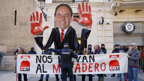 Concentración organizada por la plataforma Acord Social Valencià con las asociaciones de víctimas de la DANA contra la investidura de Juanfran Pérez Llorca.