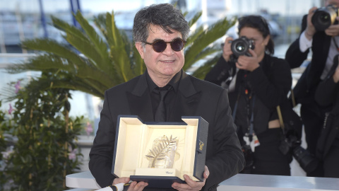 El director Jafar Panahi recibe la Palma de Oro en el Festival de Cannes 2025.