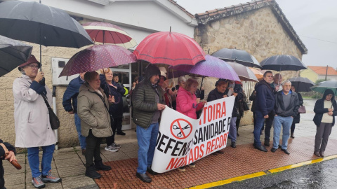 WhatsApp Image 2025-12-03 at 12.33.20 Pacientes esperan por un/a médico para poder ser atendidos, en Catoira (Pontevedra).