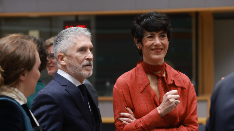 El ministro del Interior, Fernando Grande-Marlaska (izquierda), y la ministra de Migración, Elma Saiz Delgado (derecha), durante una reunión de ministros de Interior europeos celebrada en Bruselas, Bélgica, el 8 de diciembre de 2025.