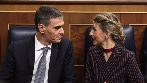 El presidente del Gobierno, Pedro Sánchez, y la vicepresidenta segunda y ministra e Trabajo y Economía Social, Yolanda Díaz, durante una sesión de control al Gobierno, en el Congreso.