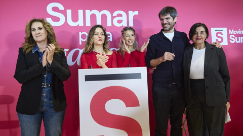 Yolanda Díaz junto a diversos miembros de Sumar.