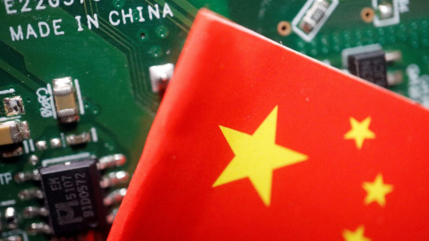 Una ilustración muestra la bandera china sobre un semiconductor con la marca 'Made in China'. Una ilustración muestra la bandera china sobre un semiconductor con la marca 'Made in China'.