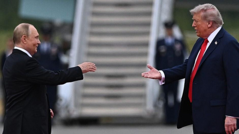 Foto de archivo de Trump salundado a Putin a su llegada a Alaska.