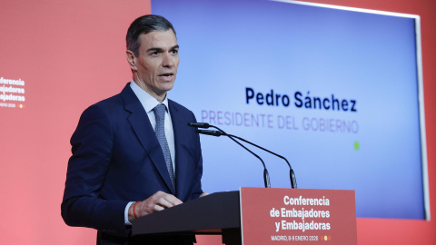 MADRID, 08/01/2026.- El presidente del Gobierno, Pedro Sánchez, interviene en la inauguración este jueves de la Conferencia de Embajadores, tradicional cita de los representantes diplomáticos de España en el mundo que se celebra este año en un convulso panorama internacional. EFE/ Zipi Aragon