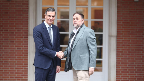 Sánchez Junqueras El presidente del Gobierno, Pedro Sánchez, recibe al presidente de Esquerra Republicana de Catalunya (ERC), Oriol Junqueras, en el Palacio de la Moncloa.