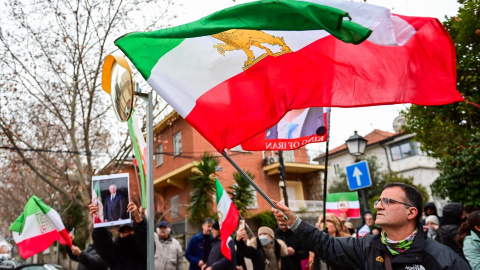 Miembros de la comunidad iraní en España se congregan para marchar hacia la embajada, exigiendo libertad, dignidad y un futuro democrático para Irán.
