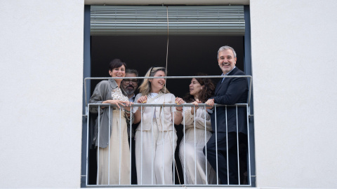 La ministra de Vivienda, Isabel Rodríguez, y el alcalde de Barcelona, Jaume Collboni, durante la entrega de llaves a los inquilinos de una promoción pública de alquiler asequible. La ministra de Vivienda, Isabel Rodríguez, y el alcalde de Barcelona, Jaume Collboni, durante la entrega de llaves a los inquilinos de una promoción pública de alquiler asequible.