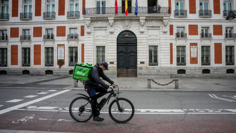 Un 'rider' de Uber Eats circula por el centro de Madrid.