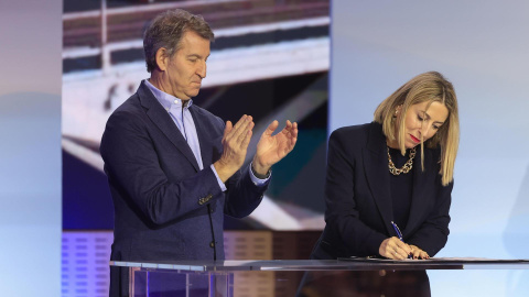El presidente de PP, Alberto Núñez Feijóo, junto a la presidenta de Extremadura en funciones, María Guardiola durante el acto de presentación de la 'Declaración de Zaragoza', sobre financiación autonómica y organizado por el Partido Popular.