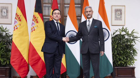 El ministro de Asuntos Exteriores español, José Manuel Albares, saluda a su homólogo indio, Subrahmanyam Jaishankar.