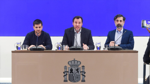 El ministro de Transportes y Movilidad Sostenible, Óscar Puente (c), junto al director de Tráfico de Adif, Ángel García de la Bandera (d), y al director de Operaciones de Renfe, José Alfonso Gálvez.