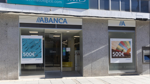Exterior de una sucursal de Abanca en Madrid.