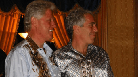 Foto proporcionada por el Departamento de Justicia de EEUU de Epstein y Clinton.