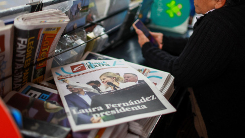 Los periódicos costarricenses recogen la victoria en las elecciones presidenciales de Laura Fernández, del derechista Partido Pueblo Soberano, en un quiosco en la capital San José.