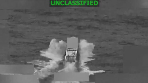 Captura de un video difundido en la cuenta en X de un buque "operado por organizaciones del narcotráfico" en aguas internacionales del Pacífico.