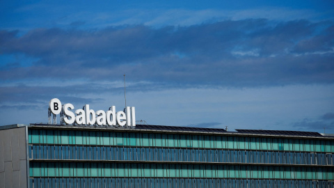 El logo del Banco Sabadell en su sede en Sant Cugat del Valles, cerca de Barcelona. El logo del Banco Sabadell en su sede en Sant Cugat del Valles, cerca de Barcelona.