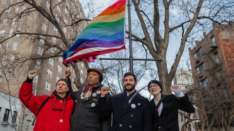 Celebración tras la reinstalación de la bandera del Orgullo en Stonewall, Nueva York.