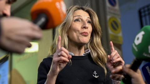 La vicepresidenta segunda y ministra de Trabajo, Yolanda Díaz, atiende a los medios de comunicación.