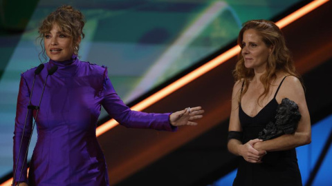 La realizador argentina Dolores Fonzi (i) en la gala de los Goya.