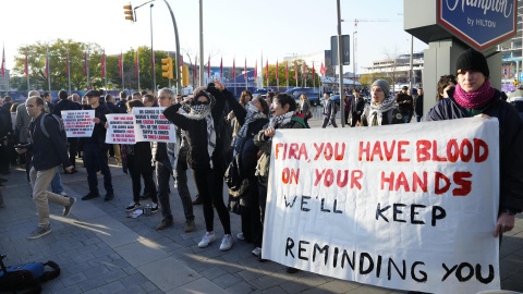 Manifestación en Barcelona contra la presencia de empresas israelíes en el Mobile World Congress.