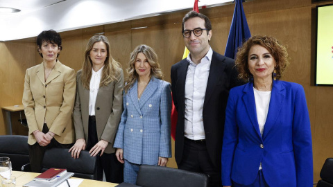 De izquierda a derecha, Elma Saiz, Sara Aagesen, Yolanda Díaz, Carlos Cuerpo y María Jesús Montero al inicio de la reunión que mantuvieron este pasado jueves con los agentes sociales para abordar el impacto económico derivado del conflicto bélico en Irán.