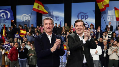 El presidente del PP, Alberto Núñez Feijóo, y el candidato a la reelección como presidente en la Junta de Castilla y León, Alfonso Fernández Mañueco, en el acto de cierre de campaña.