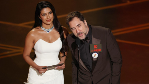 Javier Bardem, en el escenario de la gala de los Oscar, junto a Priyanka Chopra Jonas Javier Bardem, en el escenario de la gala de los Oscar, junto a Priyanka Chopra Jonas
