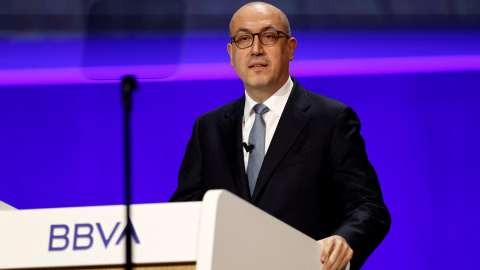 El consejero delegado de BBVA, Onur Genç, durante su intervención en la junta de accionistas del banco, en Bilbao. El consejero delegado de BBVA, Onur Genç, durante su intervención en la junta de accionistas del banco, en Bilbao.