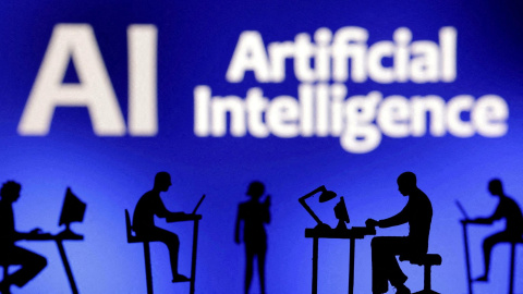 Una ilustración de figuras con ordenadores, portátiles y móviles y la palabra Inteligencia Artificial en inglés. Una ilustración de figuras con ordenadores, portátiles y móviles y la palabra Inteligencia Artificial en inglés.