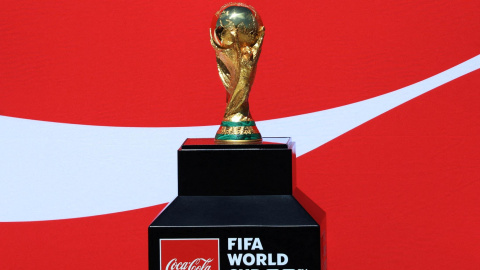 El trofeo del Mundial de fútbol, expuesto en el Aeropuerto Internacional Felipe Ángeles de México.