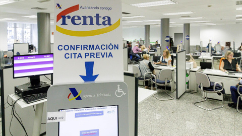 Varias personas son atendidas en la Agencia Tributaria para presentar la declaración de la renta.