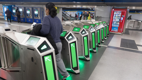 Metro de Madrid permitirá pagar con tarjeta en los tornos. Tornos de la estación de metro 'Moncloa' en la línea 6.