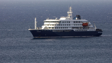 El crucero con los contagiados por hantavirus frente a la costa de Cabo Verde.